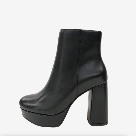 Boots size 8 - Picture 2 of 3